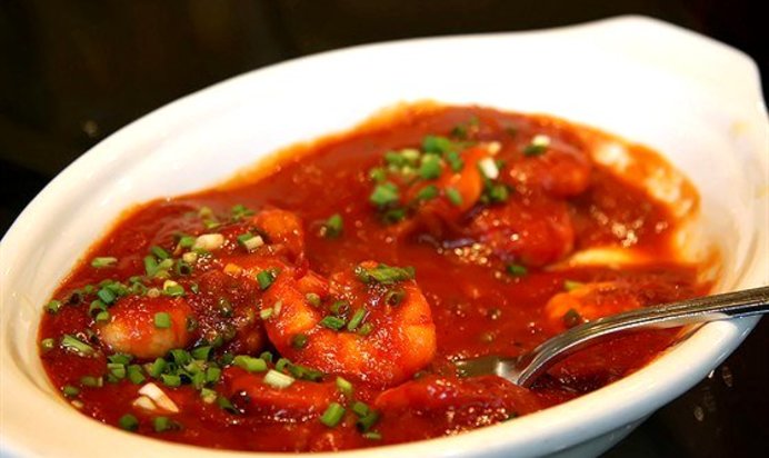 Креветки с каперсами и томатным соусом