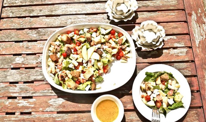 Салат с лососем и козьим сыром