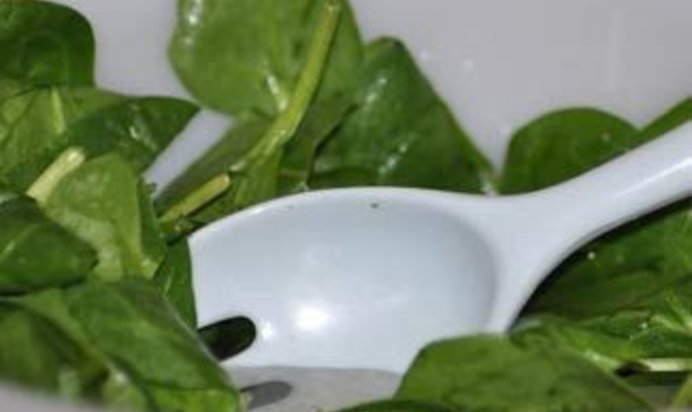 Простой шпинатный салат