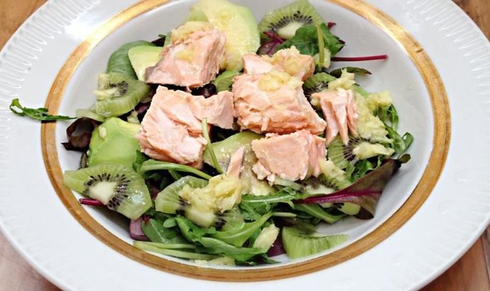Салат с лососем и киви