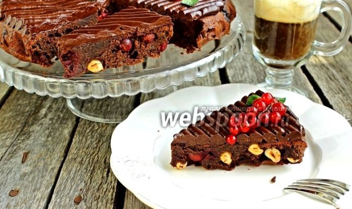 Брауни с вишней, фундуком и шоколадным кремю