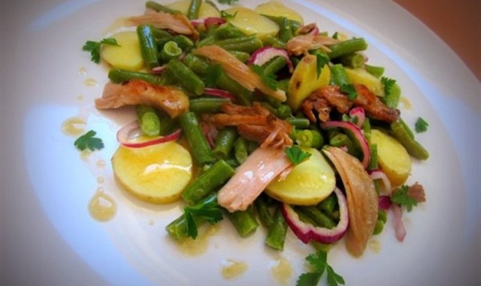 Салат из зелёной стручковой фасоли с картофелем и цыплёнком конфи под соусом винегрет