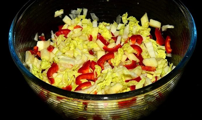 Легкий салат из пекинской капусты с яблоками и болгарским перцем