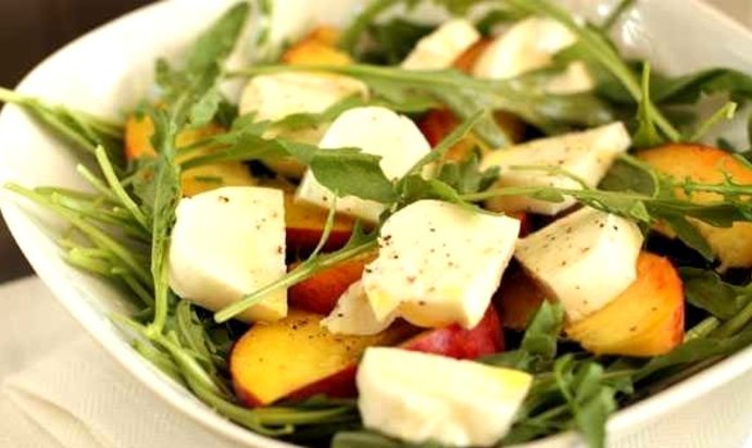 Салат с персиками и моцареллой