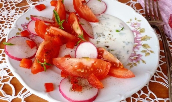 Салат из редиса и помидоров с пряным йогуртовым соусом