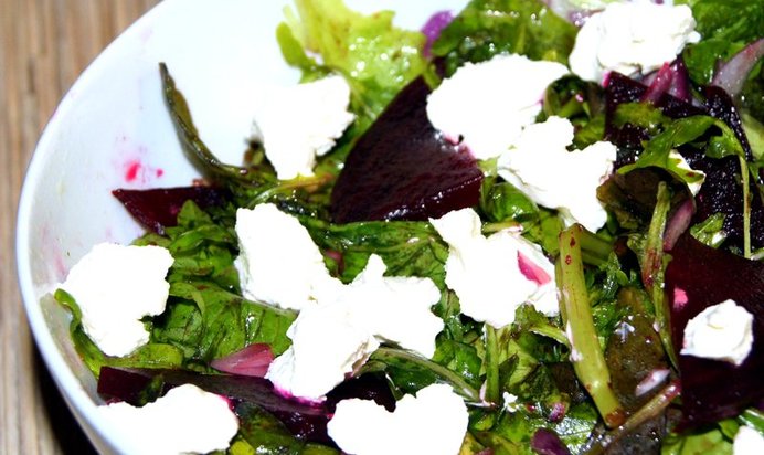 Свекольный салат с рукколой и козьим сыром