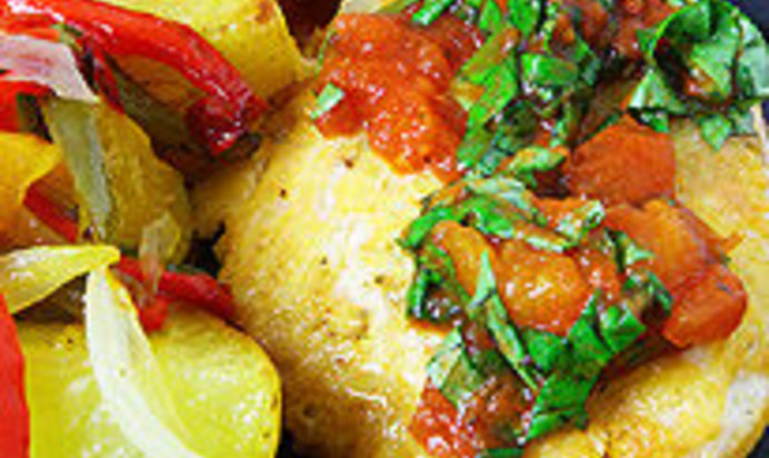 Куриные грудки в панировке из пармезана с салатом и овощами