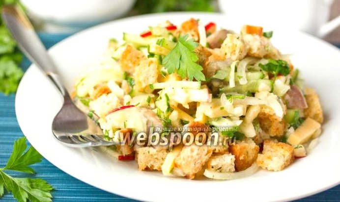 Салат «Норд» с сельдью и сухариками