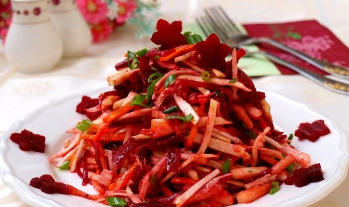 Салат с курицей, свеклой, морковью и сельдереем