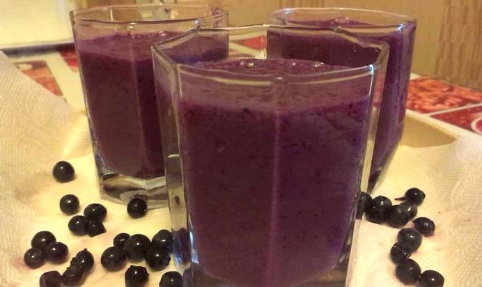 Молочный коктейль с черникой и персиком