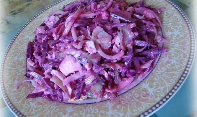 Салат нежный из селедки и свеклы с йогуртом