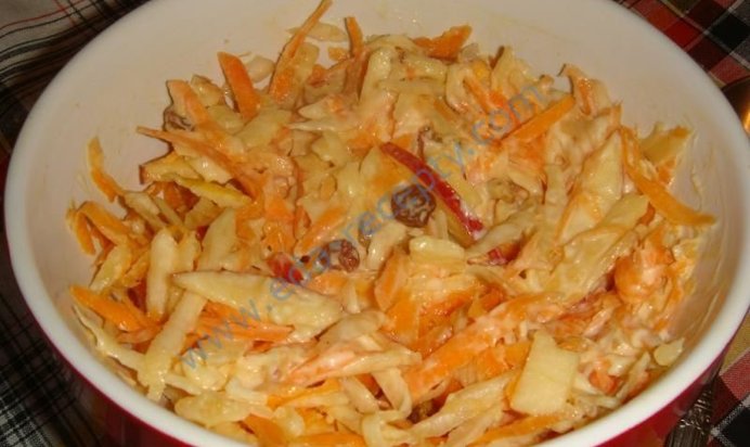 Салат с морковью сельдереем и изюмом