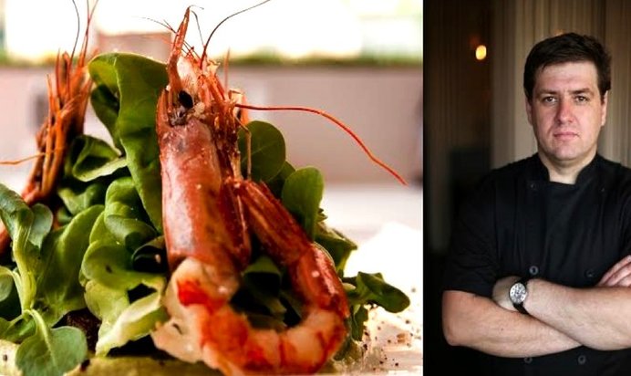 Салат с креветками, пюре из брокколи и печеными овощами