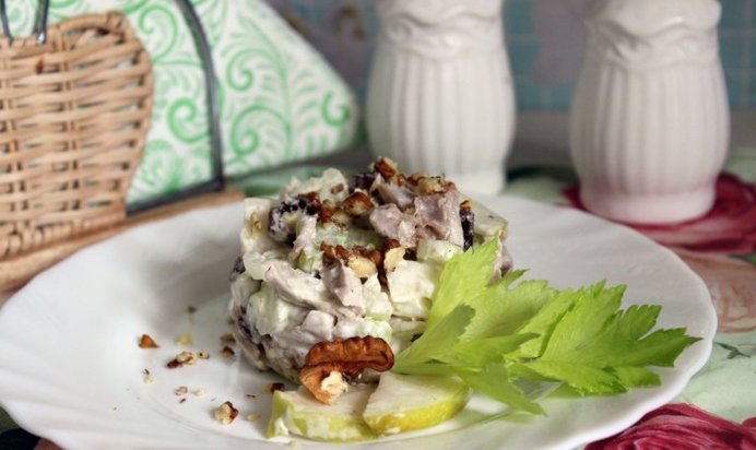 Салат с курицей и сельдереем