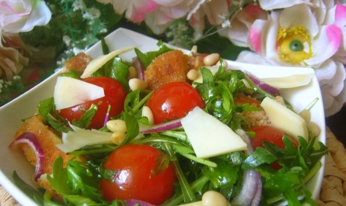 Салат с рукколой и жареной куриной грудкой