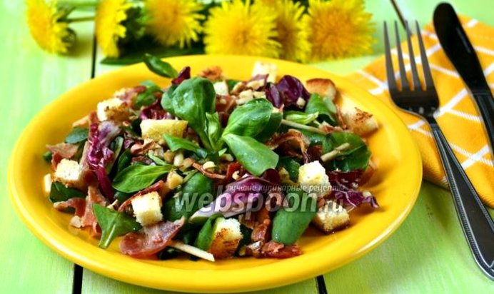 Салат с беконом, радиччио и корном