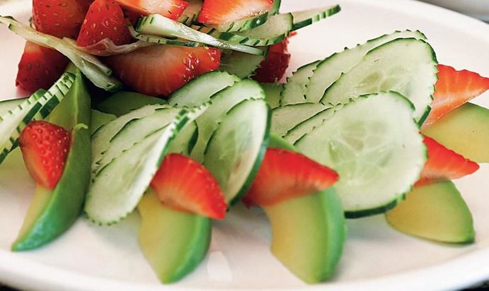 Салат из клубники, огурцов и авокадо