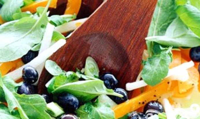 Салат с черникой и дыней