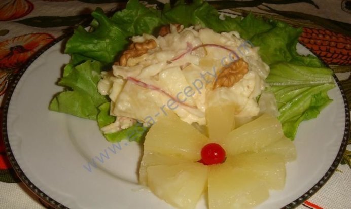 Салат с ананасами, яблоком и сельдереем