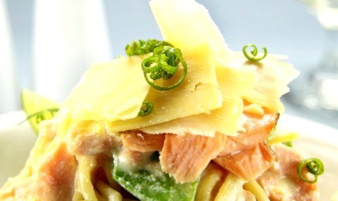 Салат из копченого лосося с мягким сыром, укропом и лимонным соусом