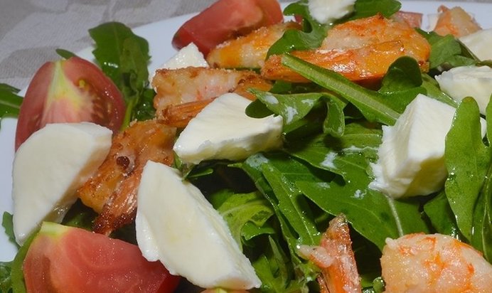 Салат с креветками и сыром