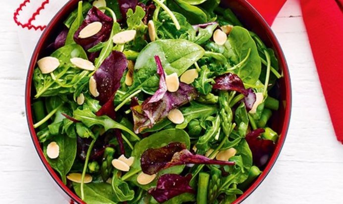 Свекольный салат со шпинатом и миндалем