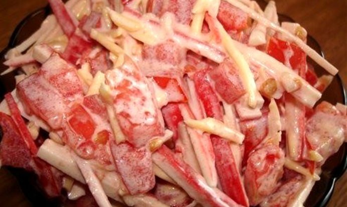 Слоеный салат с помидорами и крабовыми палочками