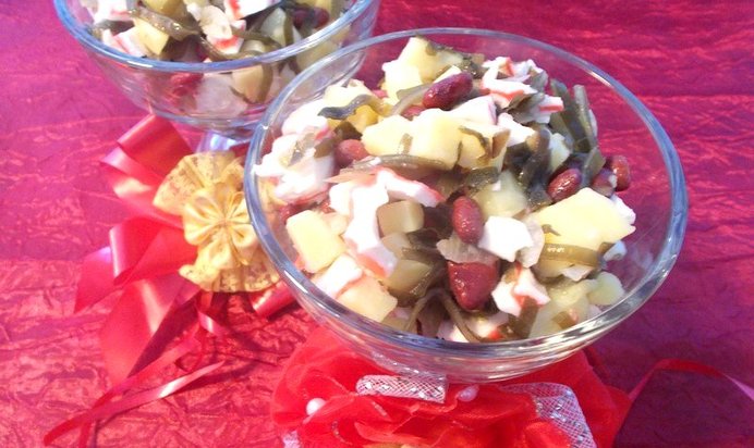 Салат с консервированной красной фасолью и морской капустой