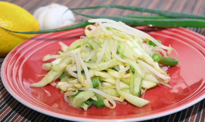 Салат с проростками фасоли маш