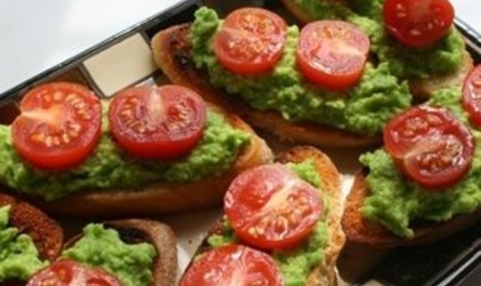 Кростини с песто из горошка