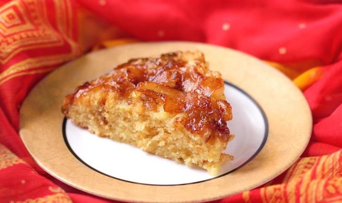 Шарлотка с карамельными яблоками