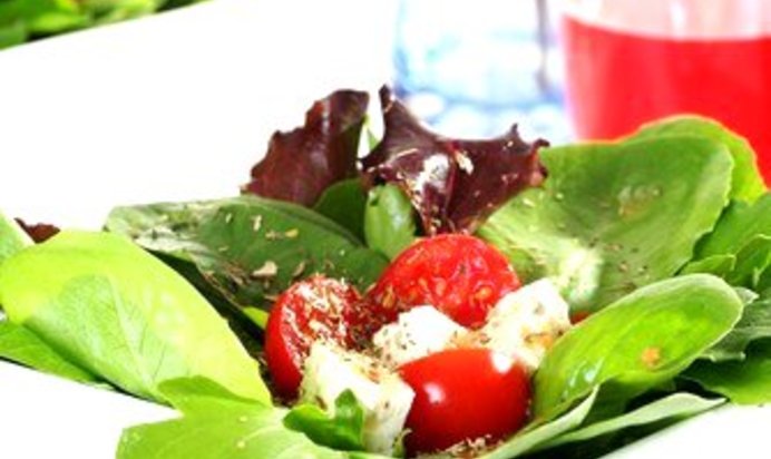 Легкий итальянский салат из томатов, красного лука и козьего сыра