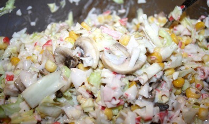 Салат с крабовыми палочками, капустой и грибами