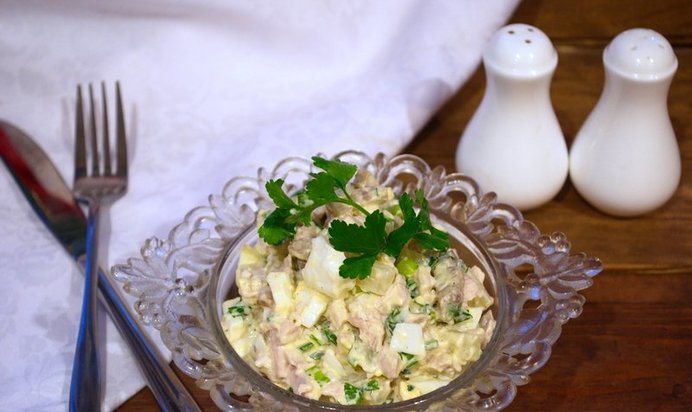 Салат с ананасом, и курицей, и шампиньонами