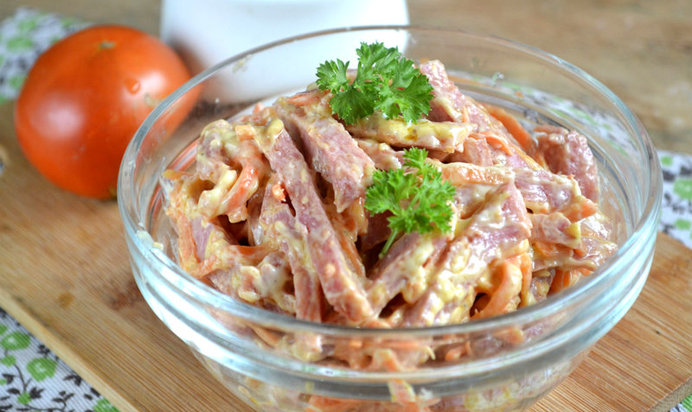 Салат с морковкой и колбасой