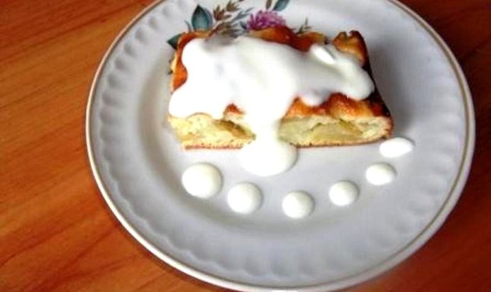 Шарлотка со сметанным тестом