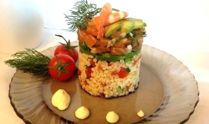 Слоеный салат с форелью и булгуром