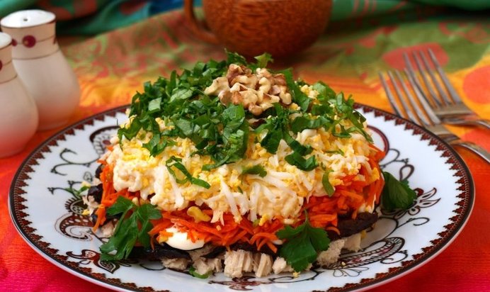 Салат Марсель с курицей и черносливом