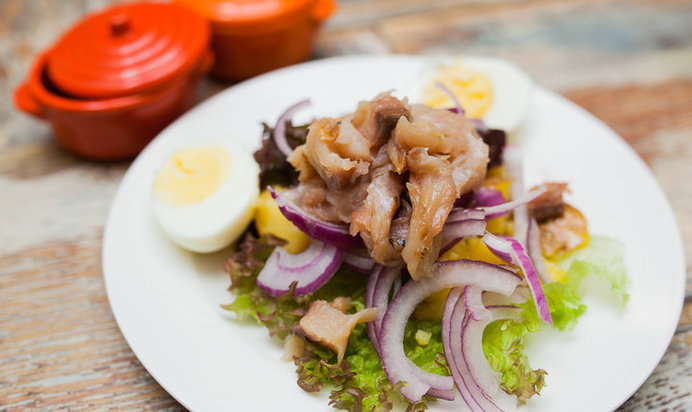 Картофельный салат с копченой рыбой