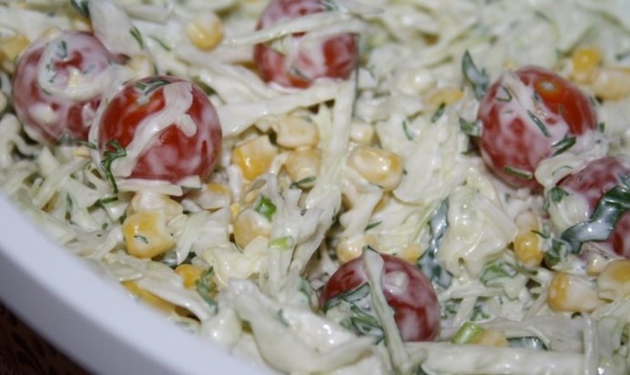 Капустный салат со сладкой кукурузой и помидорками черри