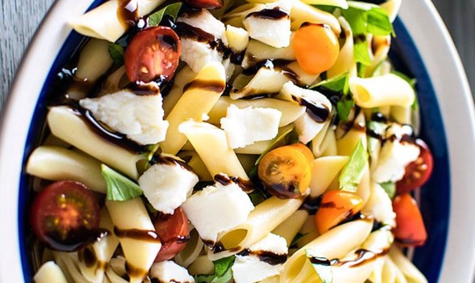 Салат Капрезе с пастой