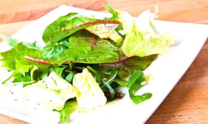 Зеленый салат с лимонной заправкой