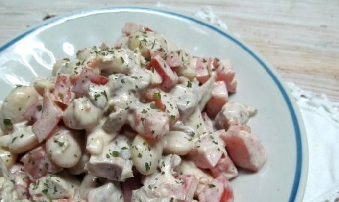 Салат со свининой и фасолью