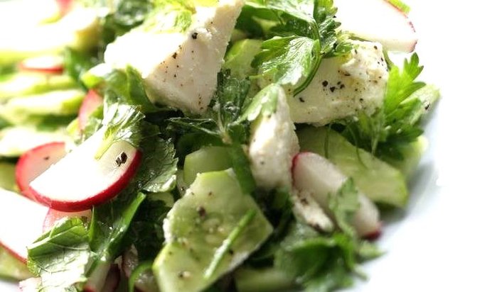 Летний салат с фетой и зеленью