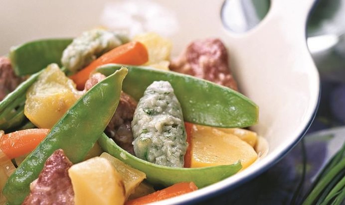 Рагу из телятины с молодыми овощами и клецками