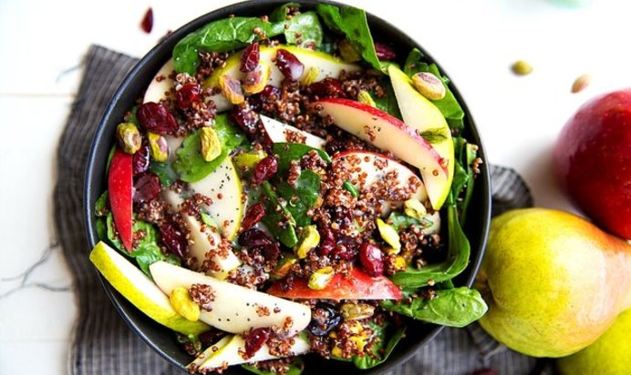Салат с киноа, яблоком и фисташками