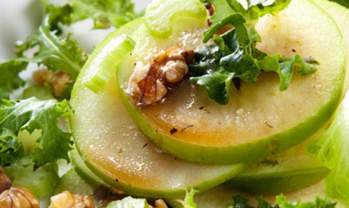 Яблочный салат с орехами в карамели