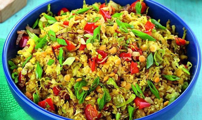Салат из киноа и чечевицы с брюссельской капустой