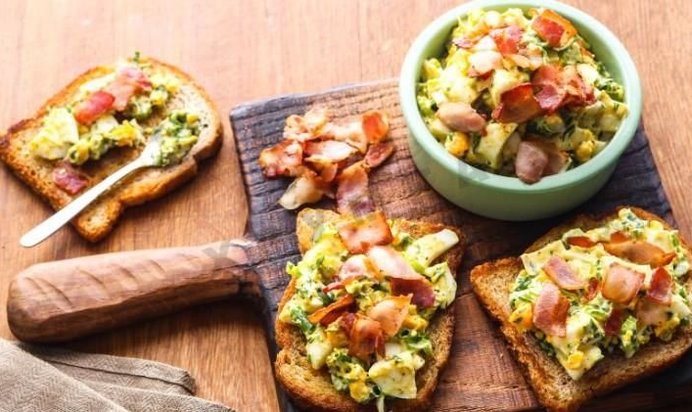 Яичный салат с беконом