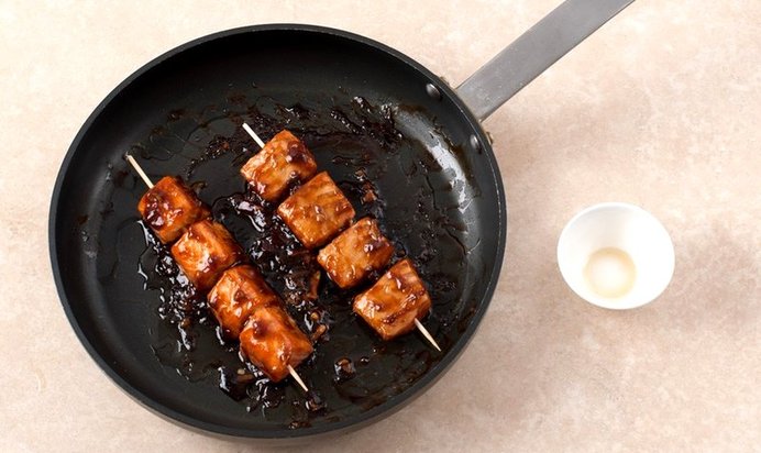 Шашлыки из форели в соусе терияки с салатом чука